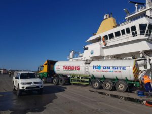 drinking water delivery to a ship 